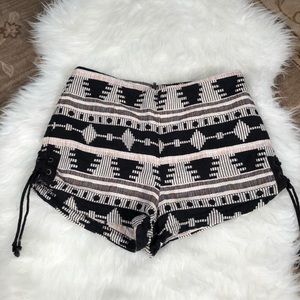 Adorable ecote patterned shorts